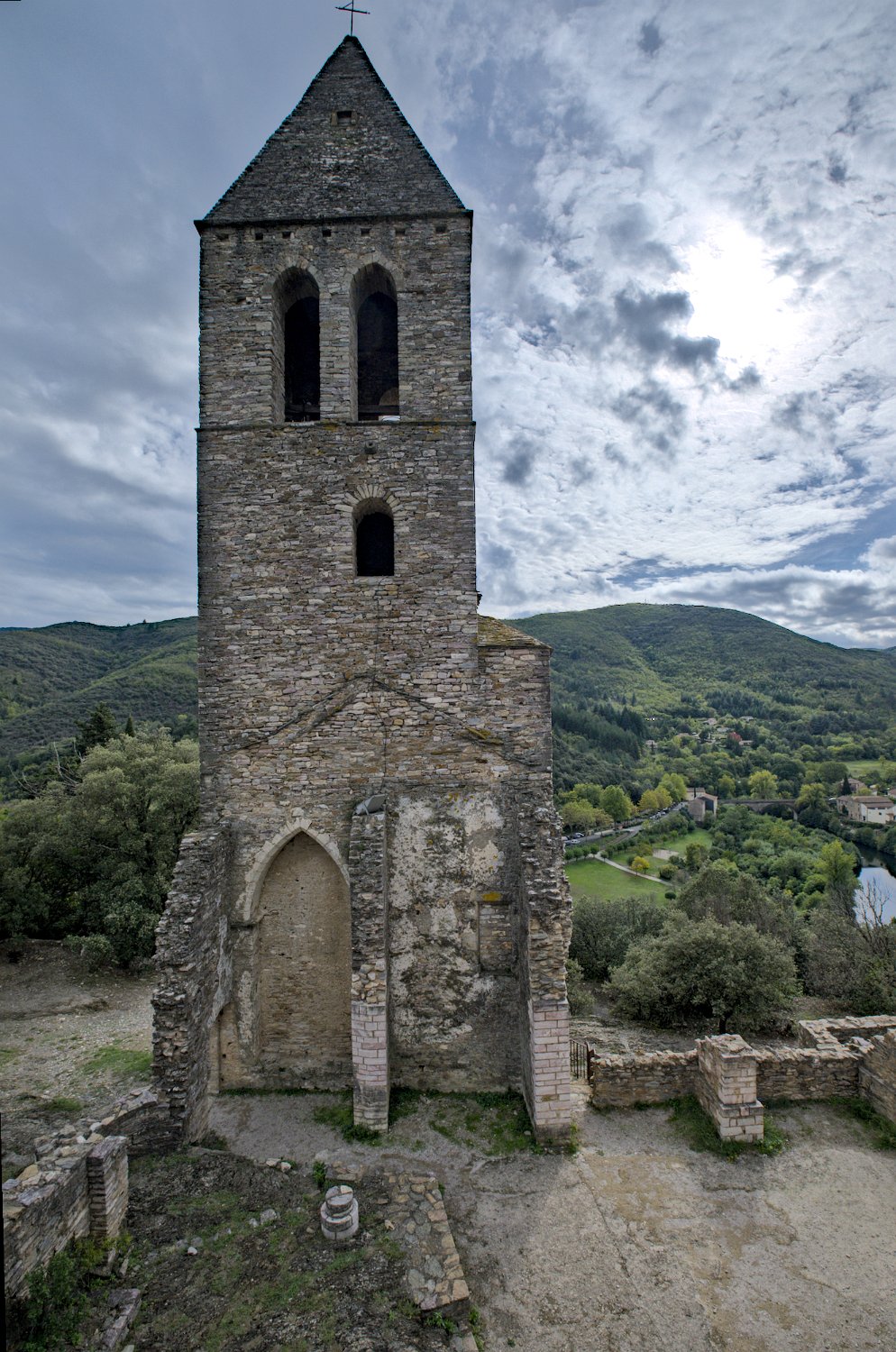 Ancien donjon-clocher et ruines de l'église Saint Laurent 