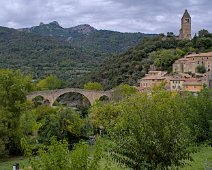 Olargues, son pont et son donjon. Au fond le Caroux